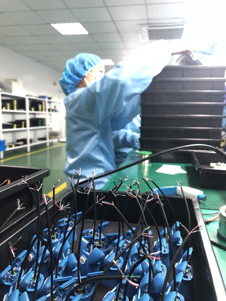 加班加點生產的器械都捐了，這位老板卻說“賺大了”